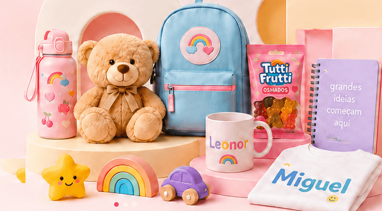 Composição de produtos Mumy: garrafa cor-de-rosa, urso de peluche, mochila azul, gomas, caderno, caneca e t-shirt personalizadas